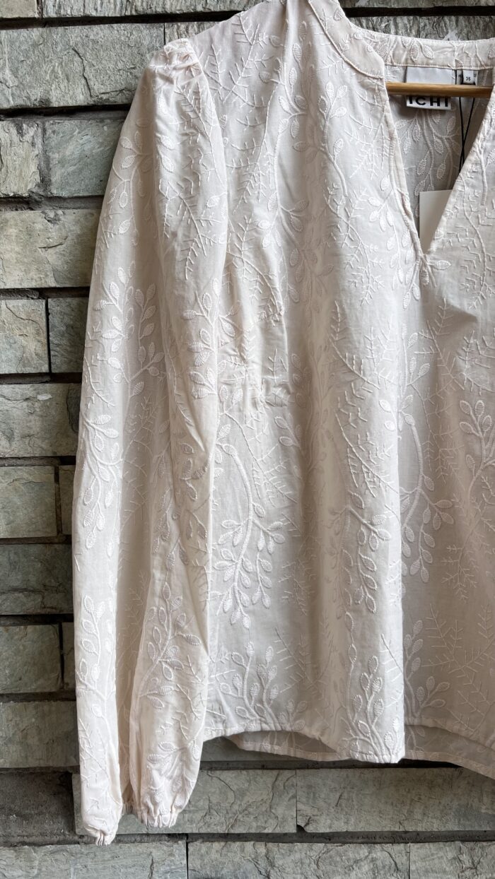 Camicia ricamata romantica